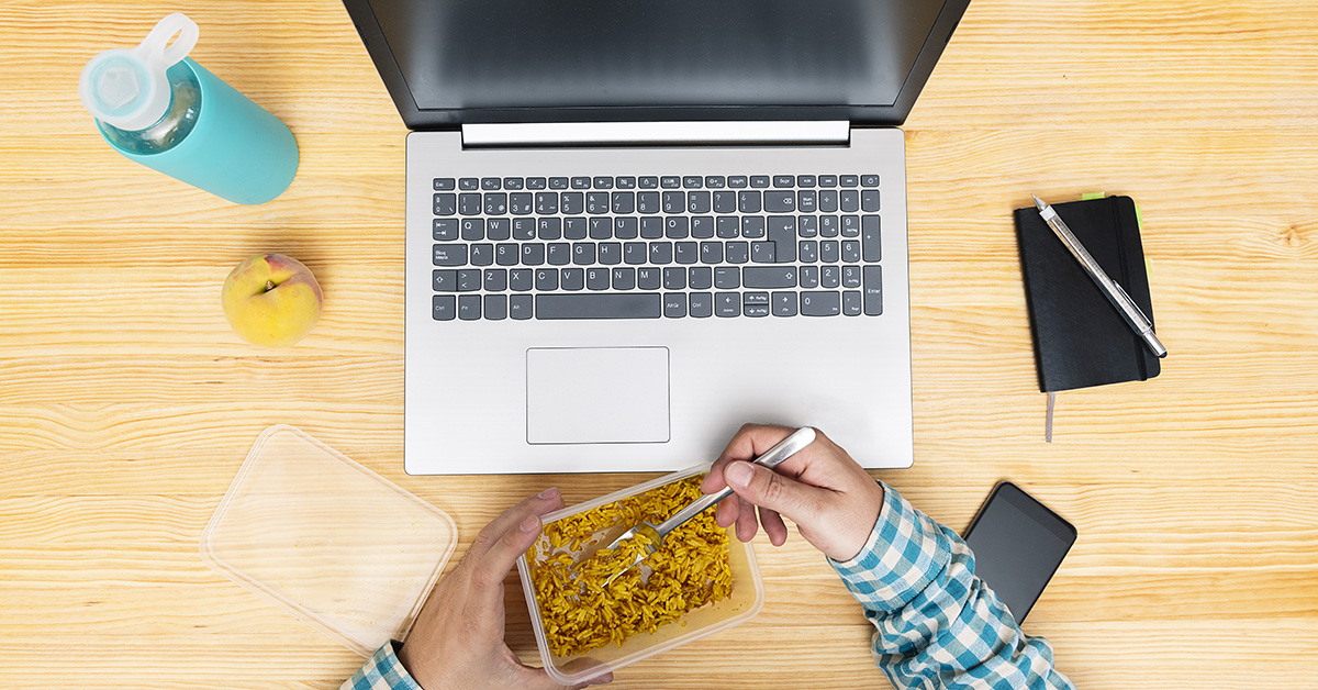 Comer delante del computador provoca sobrepeso e improductividad